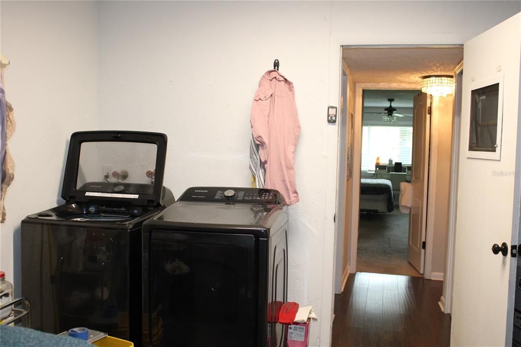 合同活跃: $189,900 (2 贝兹, 2 浴室, 1424 平方英尺)