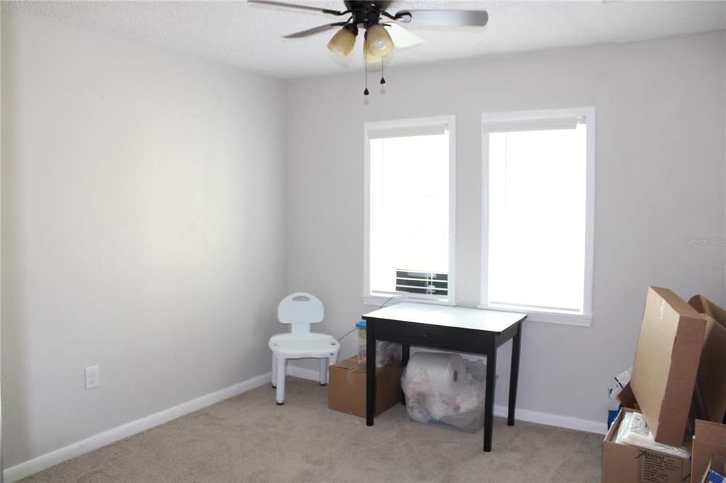 合同活跃: $189,900 (2 贝兹, 2 浴室, 1424 平方英尺)