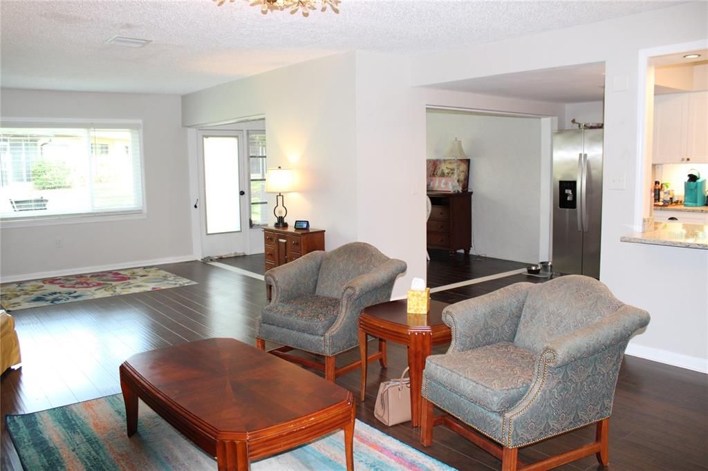 合同活跃: $189,900 (2 贝兹, 2 浴室, 1424 平方英尺)