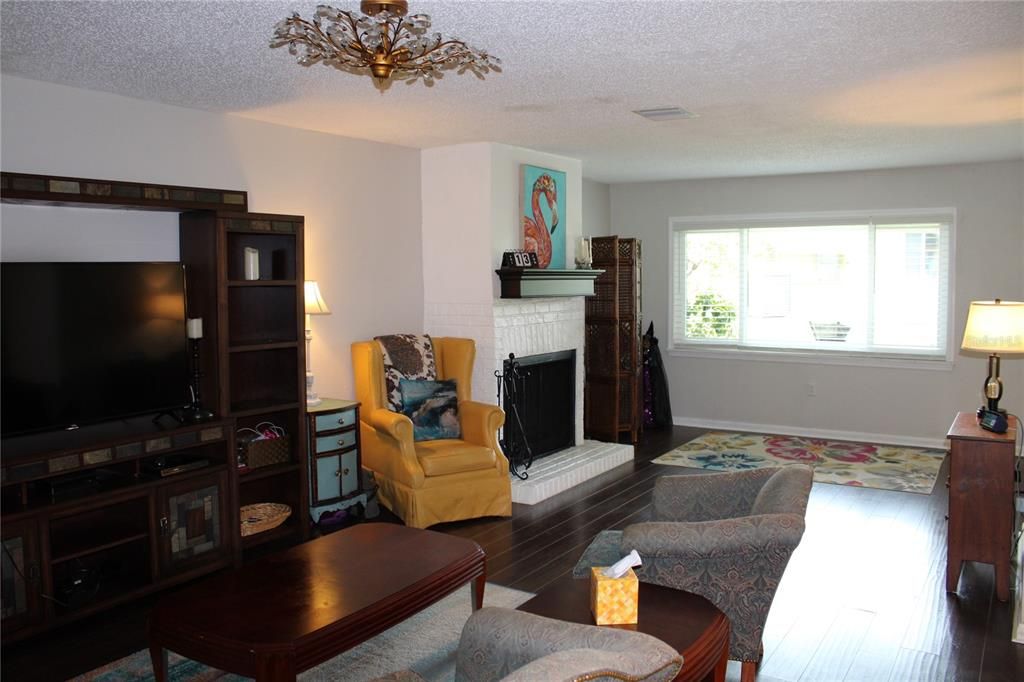 合同活跃: $189,900 (2 贝兹, 2 浴室, 1424 平方英尺)