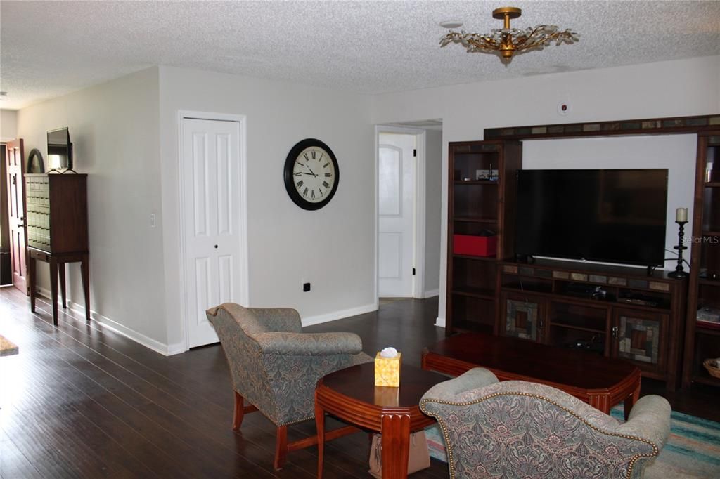 合同活跃: $189,900 (2 贝兹, 2 浴室, 1424 平方英尺)