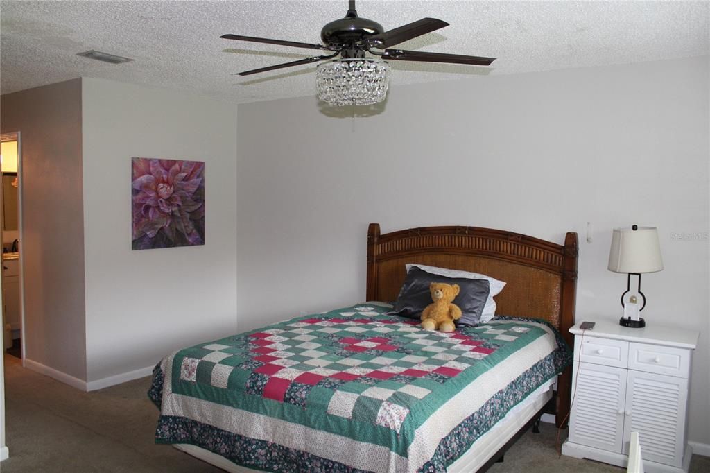 合同活跃: $189,900 (2 贝兹, 2 浴室, 1424 平方英尺)