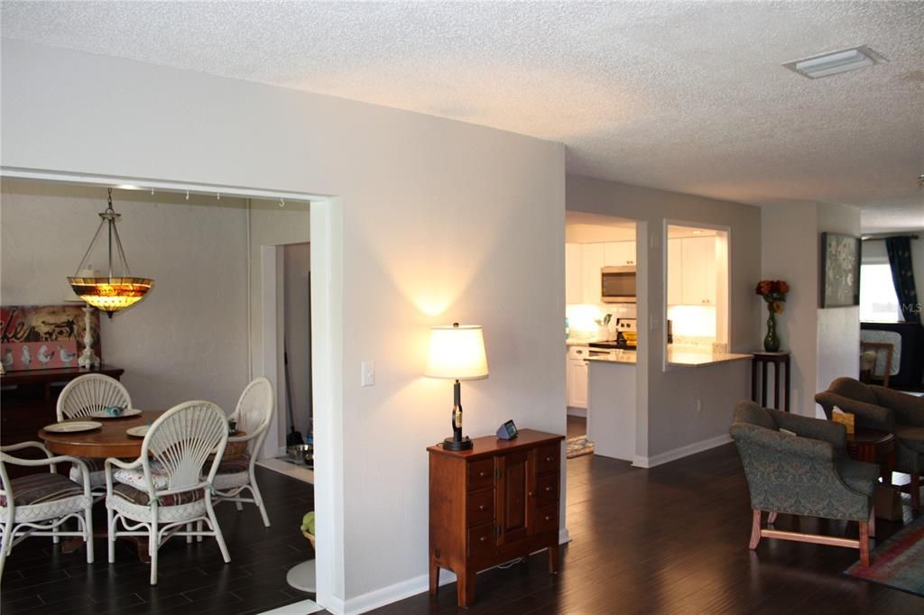 合同活跃: $189,900 (2 贝兹, 2 浴室, 1424 平方英尺)