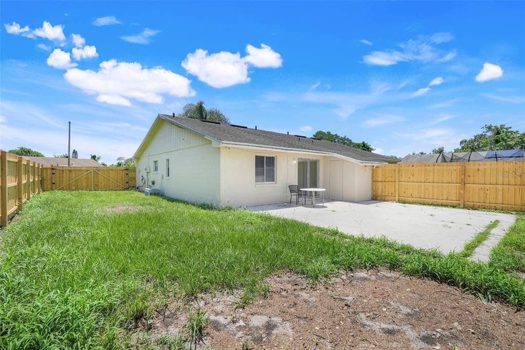 合同活跃: $199,900 (2 贝兹, 2 浴室, 1027 平方英尺)