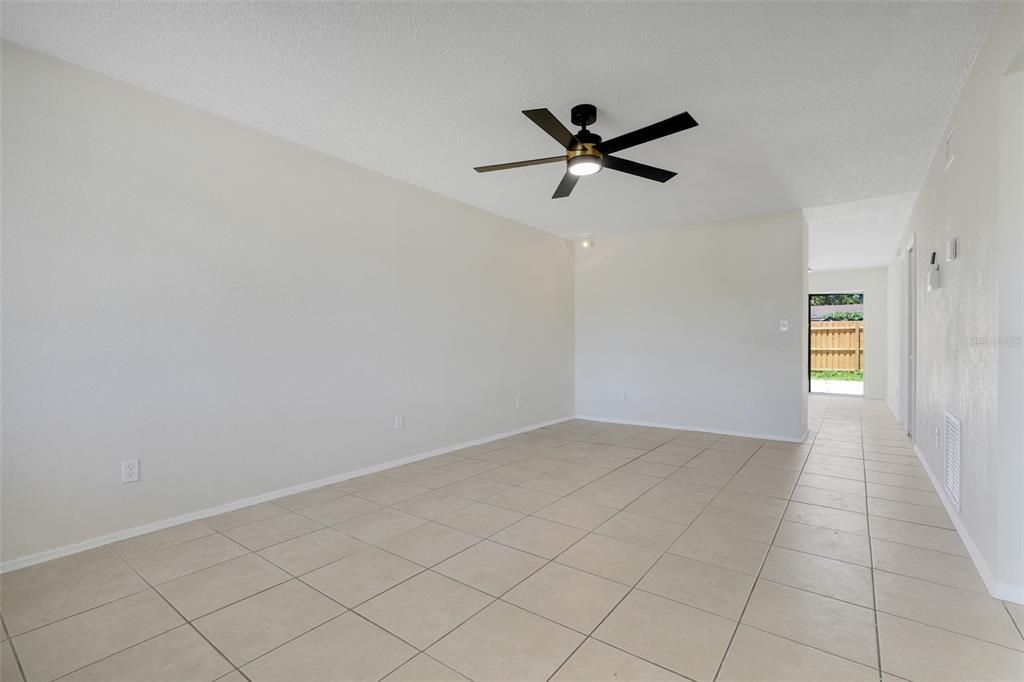 合同活跃: $199,900 (2 贝兹, 2 浴室, 1027 平方英尺)