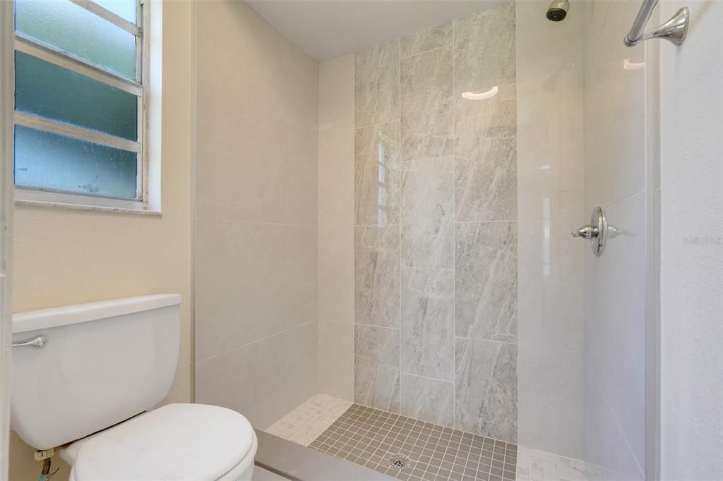 合同活跃: $199,900 (2 贝兹, 2 浴室, 1027 平方英尺)