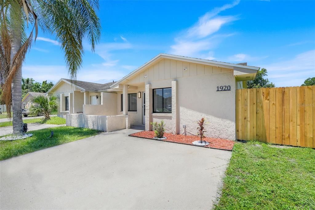 合同活跃: $199,900 (2 贝兹, 2 浴室, 1027 平方英尺)