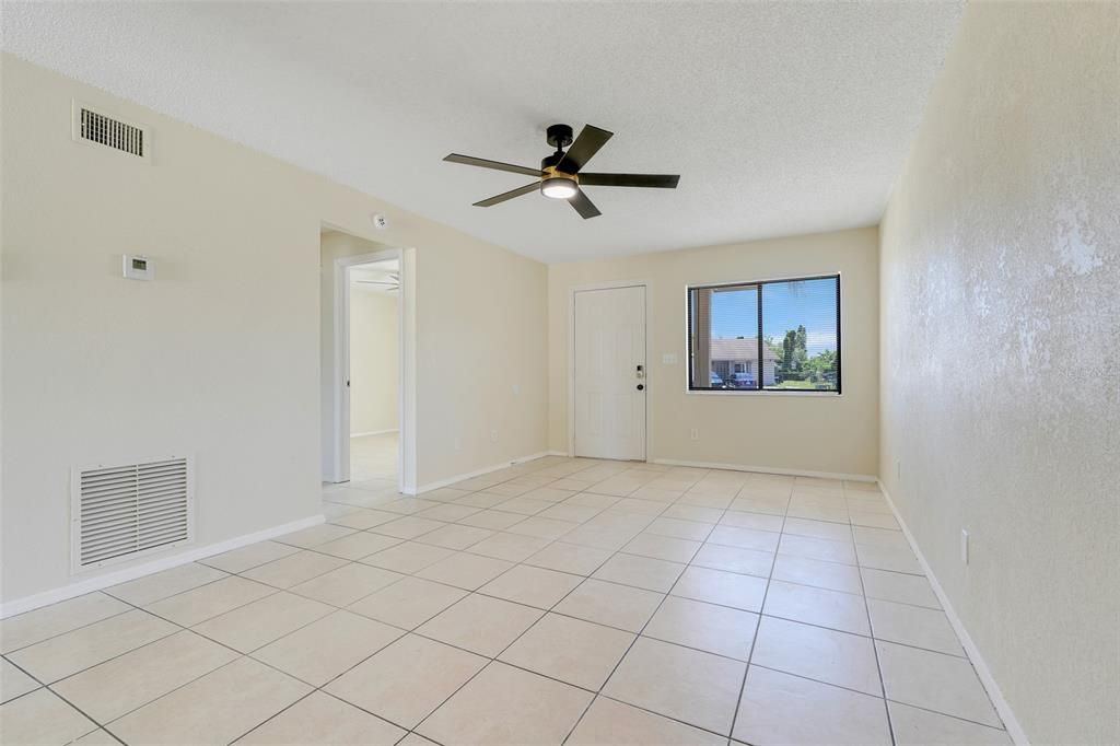 合同活跃: $199,900 (2 贝兹, 2 浴室, 1027 平方英尺)