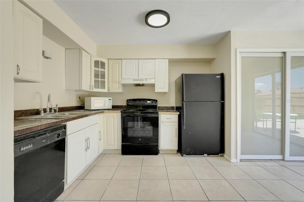 合同活跃: $199,900 (2 贝兹, 2 浴室, 1027 平方英尺)