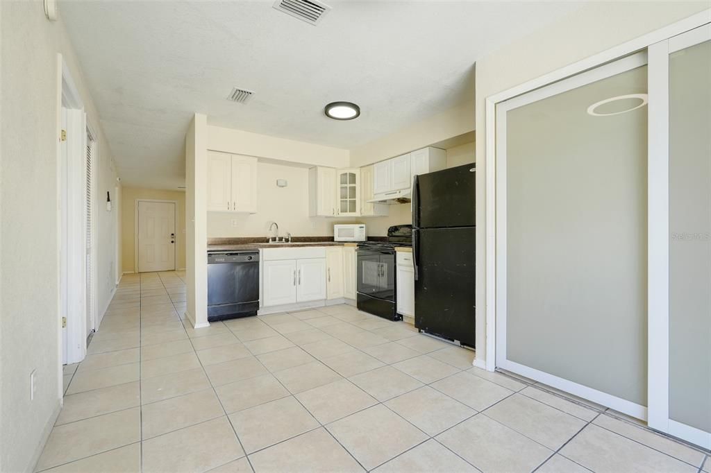 合同活跃: $199,900 (2 贝兹, 2 浴室, 1027 平方英尺)