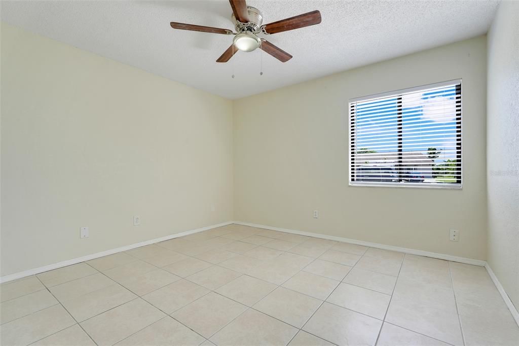 合同活跃: $199,900 (2 贝兹, 2 浴室, 1027 平方英尺)