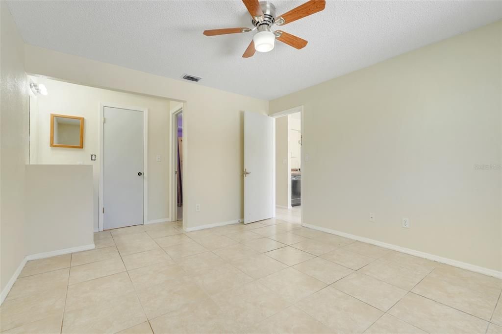 合同活跃: $199,900 (2 贝兹, 2 浴室, 1027 平方英尺)