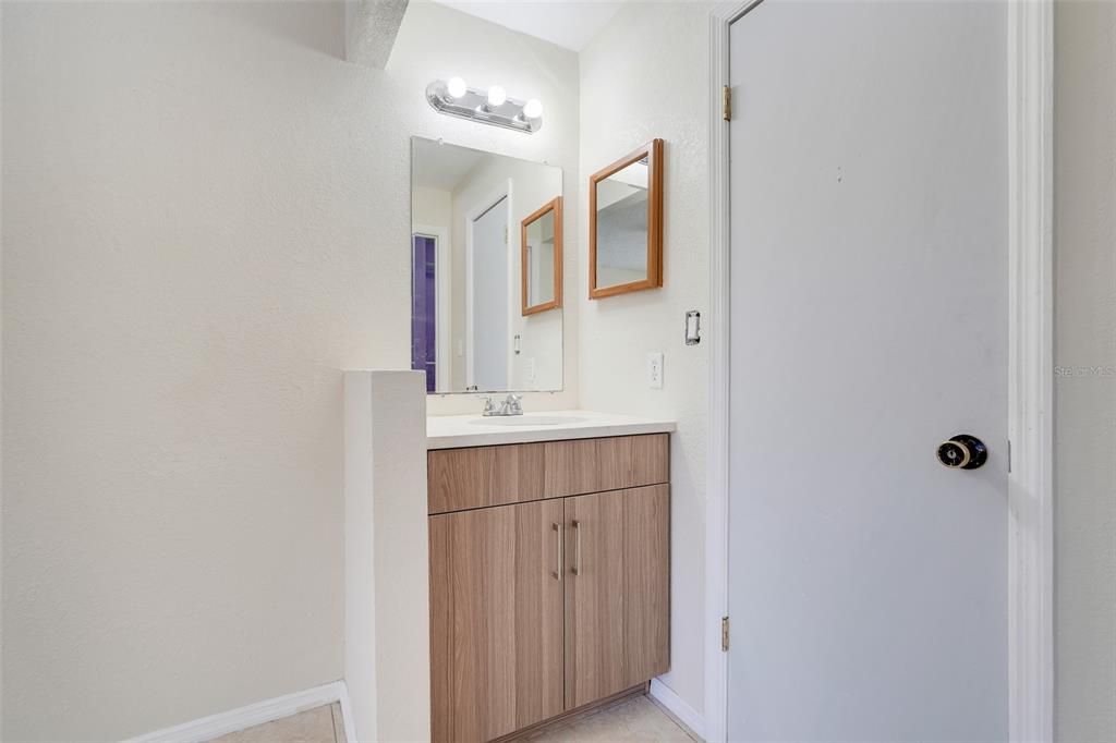 合同活跃: $199,900 (2 贝兹, 2 浴室, 1027 平方英尺)