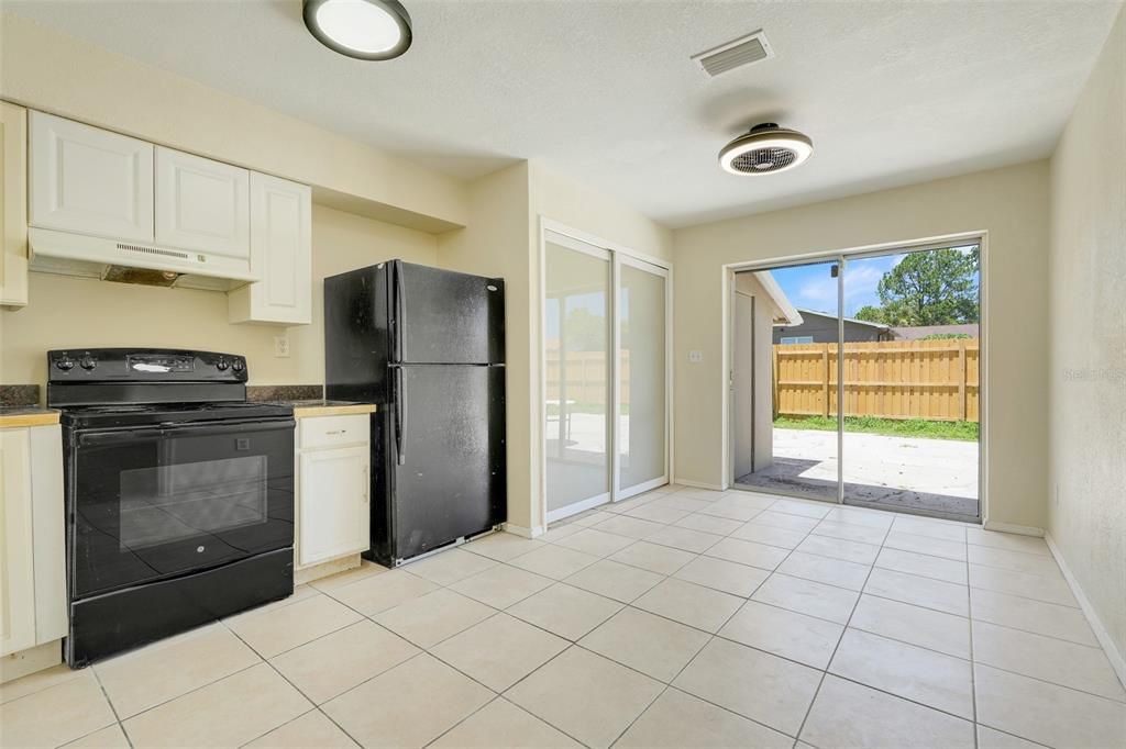 合同活跃: $199,900 (2 贝兹, 2 浴室, 1027 平方英尺)