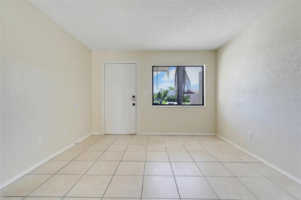 合同活跃: $199,900 (2 贝兹, 2 浴室, 1027 平方英尺)