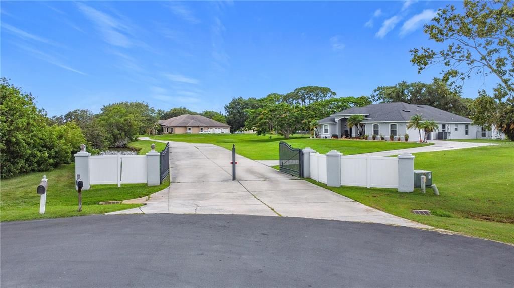 На продажу: $224,000 (0.64 acres)