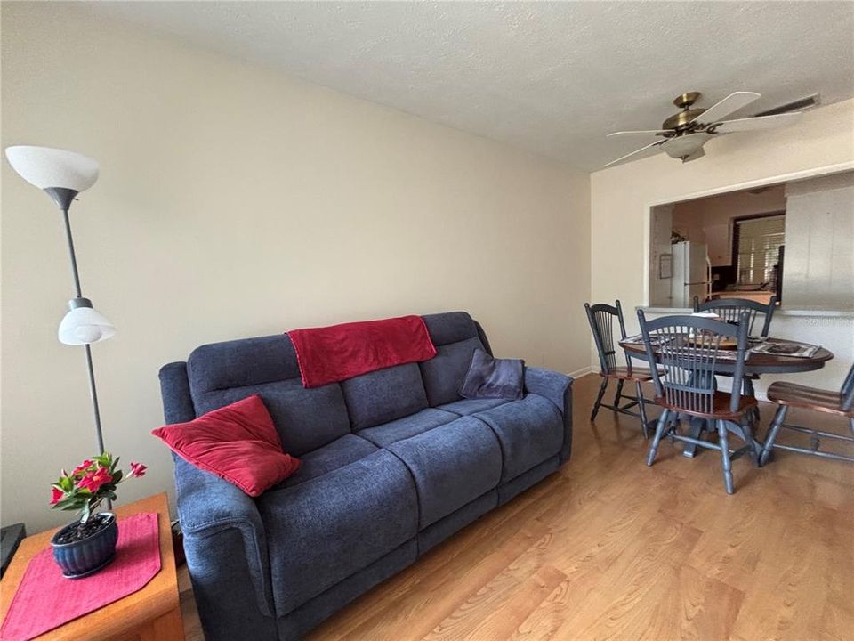 For Sale: $152,500 (2 beds, 1 baths, 748 Square Feet)
