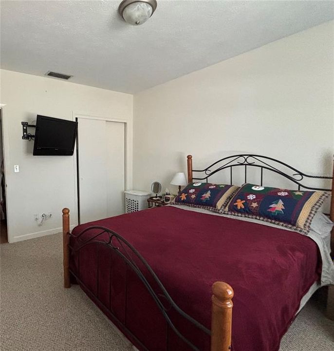 For Sale: $152,500 (2 beds, 1 baths, 748 Square Feet)