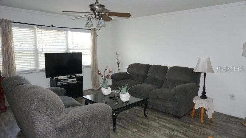 待售: $95,000 (1 贝兹, 1 浴室, 778 平方英尺)