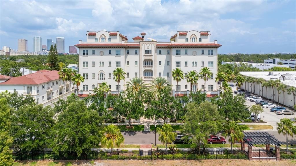 Active With Contract: $2,350,000 (4 beds, 3 baths, 3273 Square Feet)