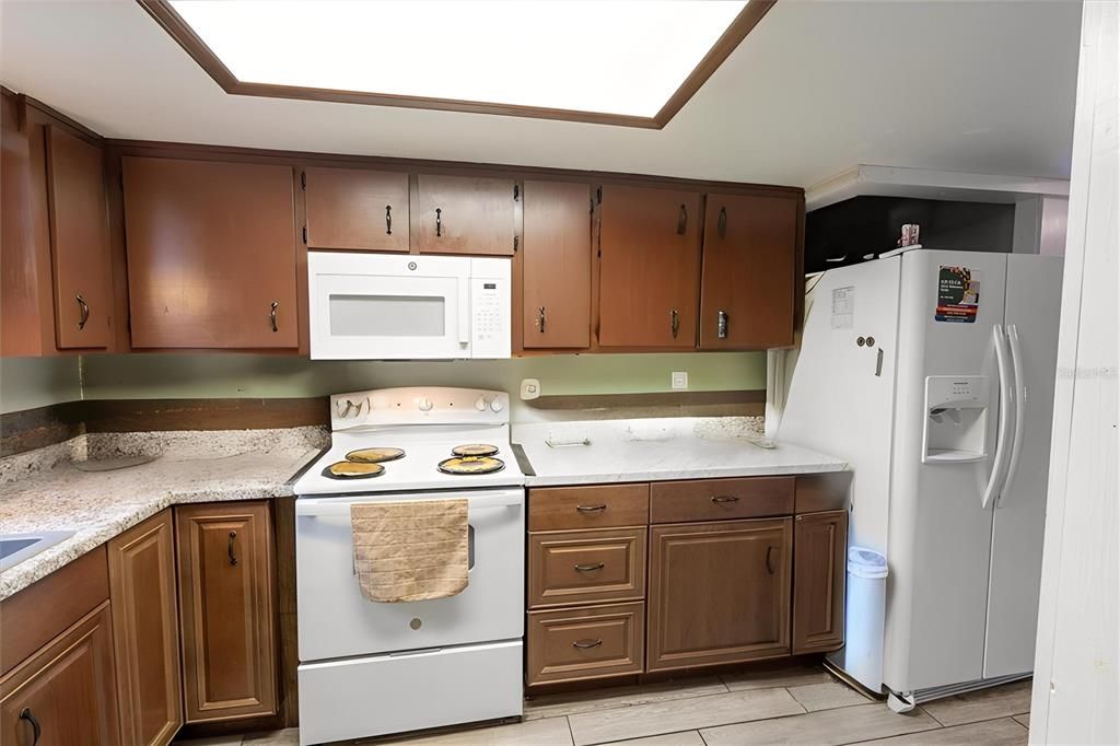 待售: $185,000 (2 贝兹, 2 浴室, 1160 平方英尺)