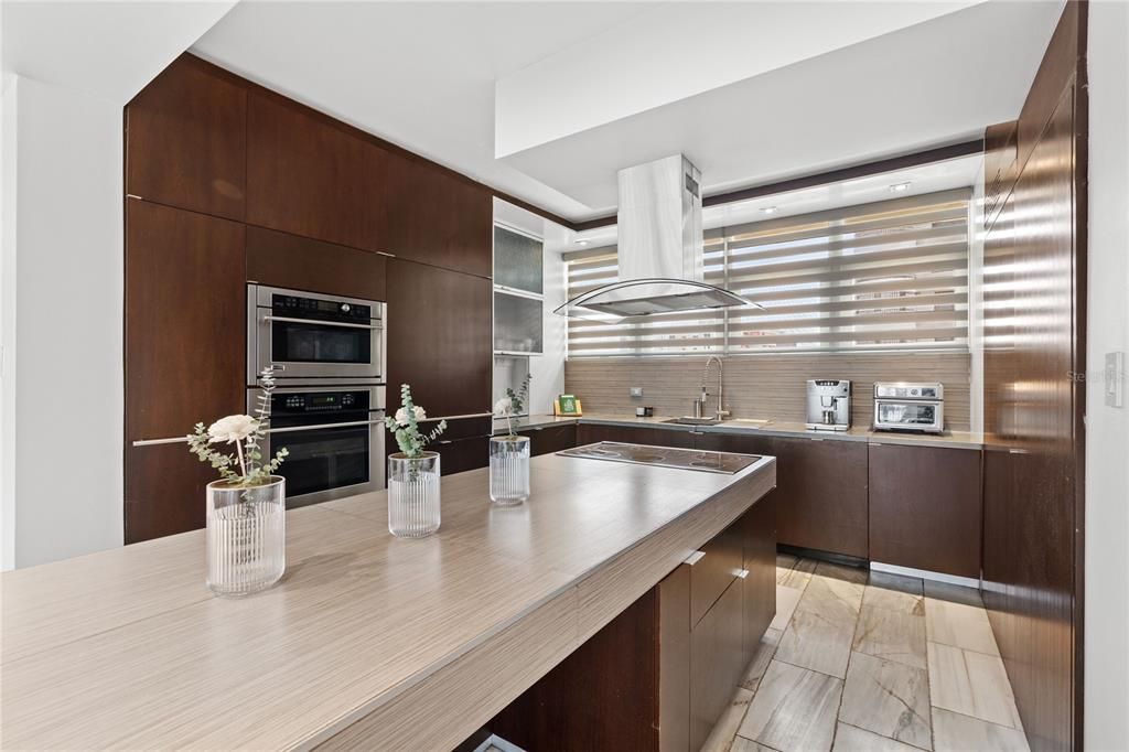 Под контрактом: $995,000 (4 спален, 4 ванн, 1998 Квадратных фут)