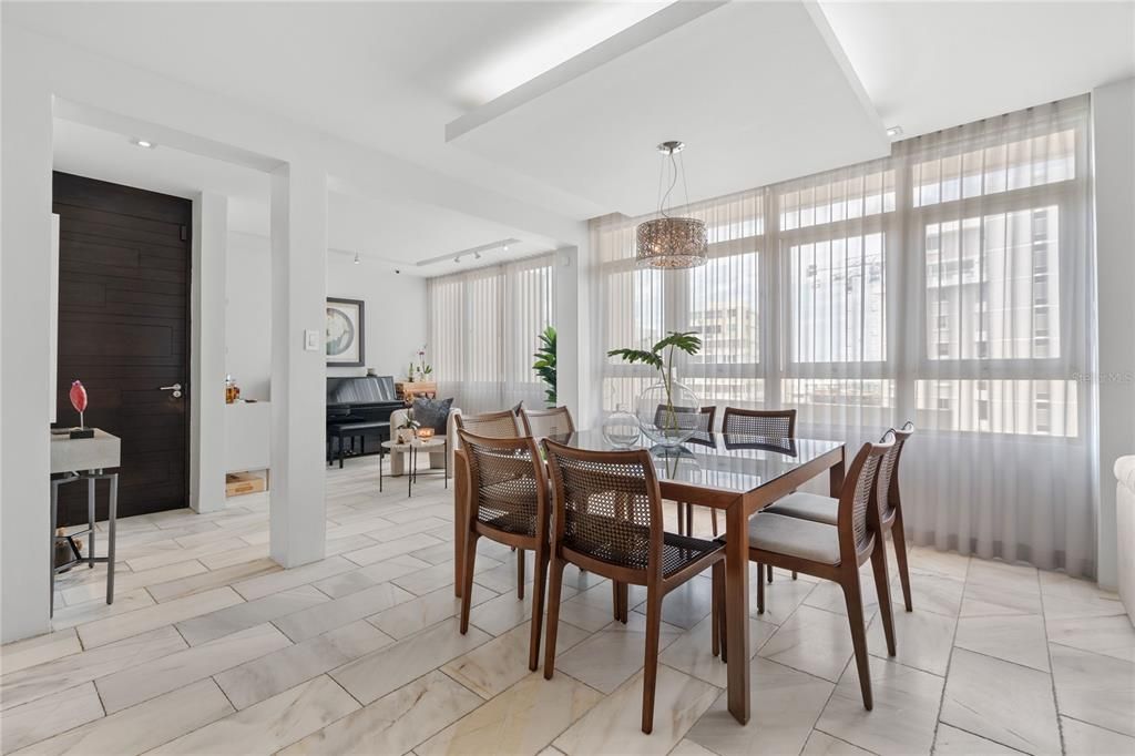 Под контрактом: $995,000 (4 спален, 4 ванн, 1998 Квадратных фут)