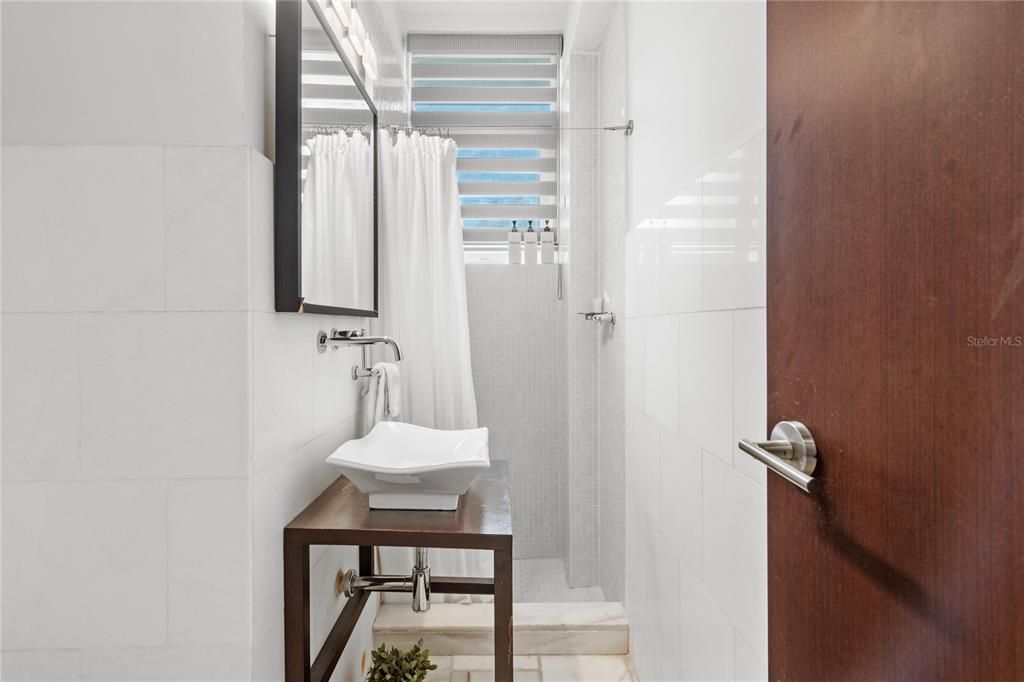 Под контрактом: $995,000 (4 спален, 4 ванн, 1998 Квадратных фут)