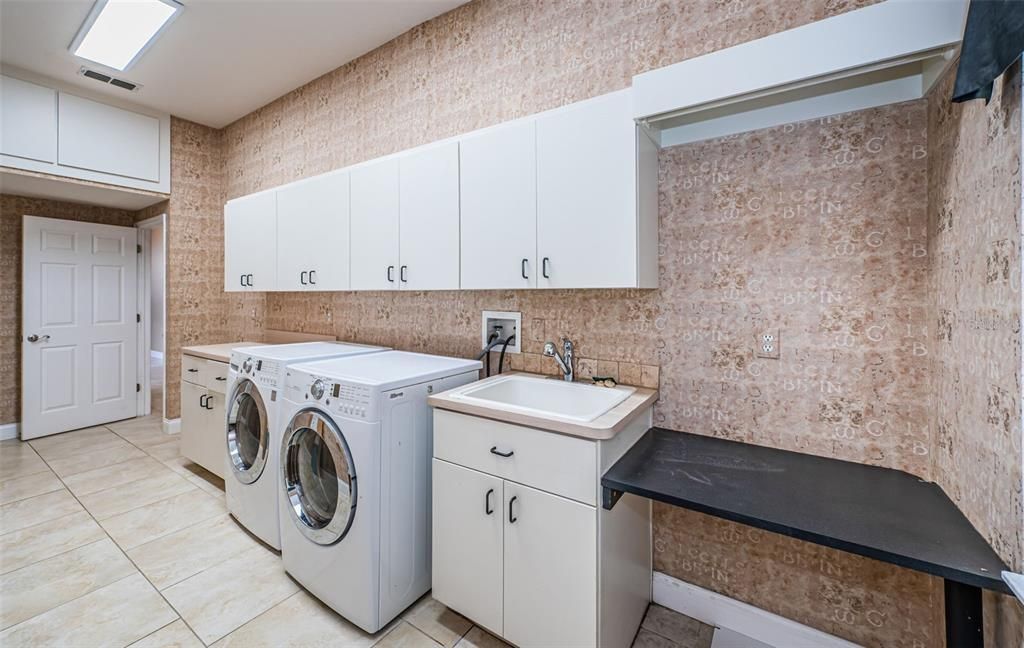 Activo con contrato: $799,900 (3 camas, 3 baños, 3164 Pies cuadrados)