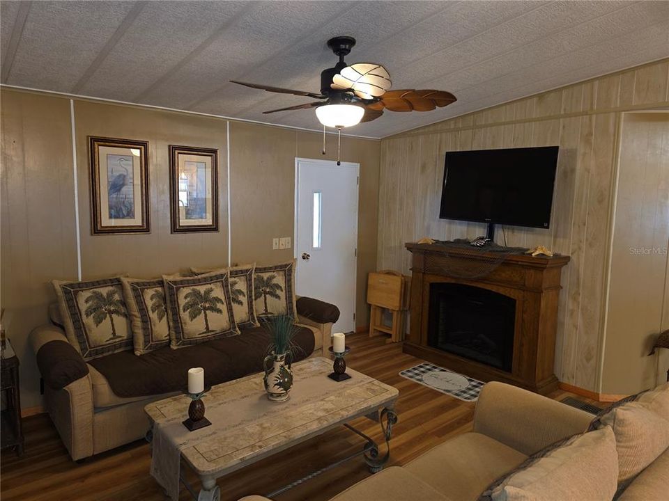 待售: $174,900 (2 贝兹, 2 浴室, 828 平方英尺)