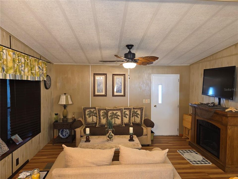 待售: $174,900 (2 贝兹, 2 浴室, 828 平方英尺)