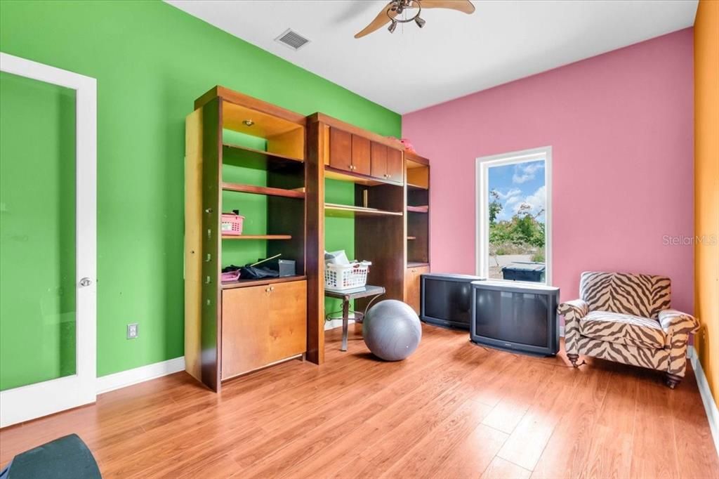 待售: $975,000 (4 贝兹, 2 浴室, 5820 平方英尺)