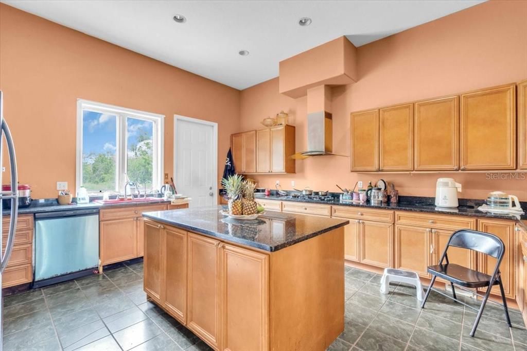 待售: $975,000 (4 贝兹, 2 浴室, 5820 平方英尺)