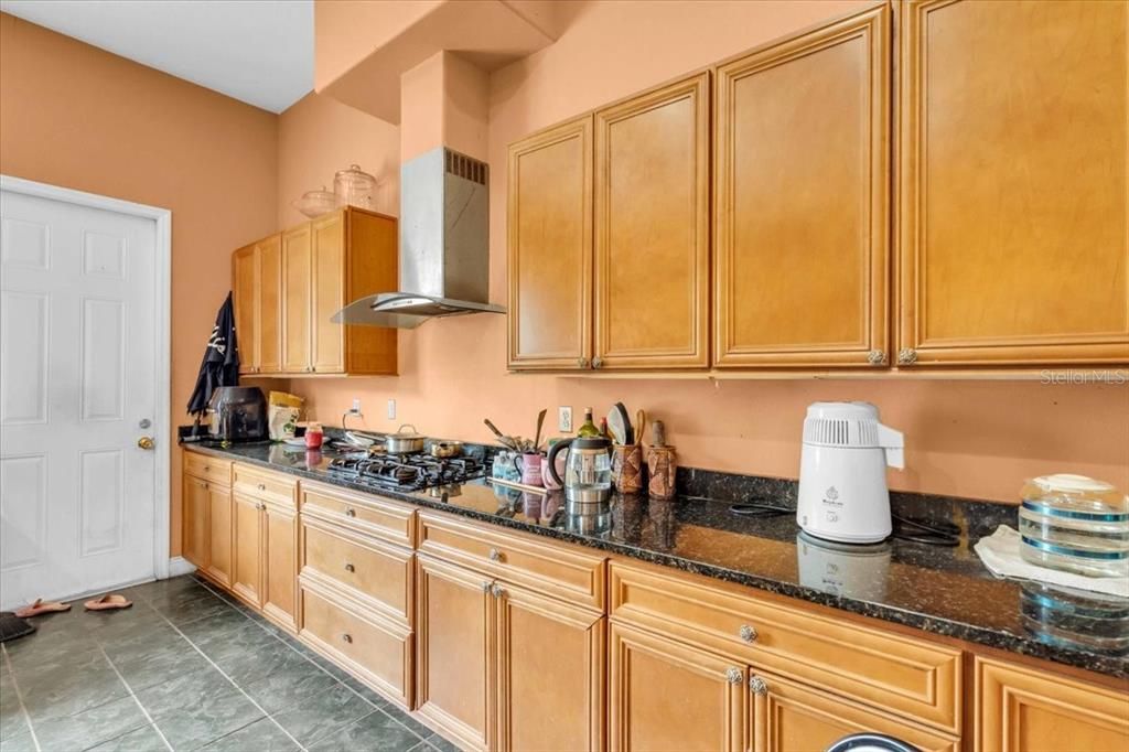 待售: $975,000 (4 贝兹, 2 浴室, 5820 平方英尺)