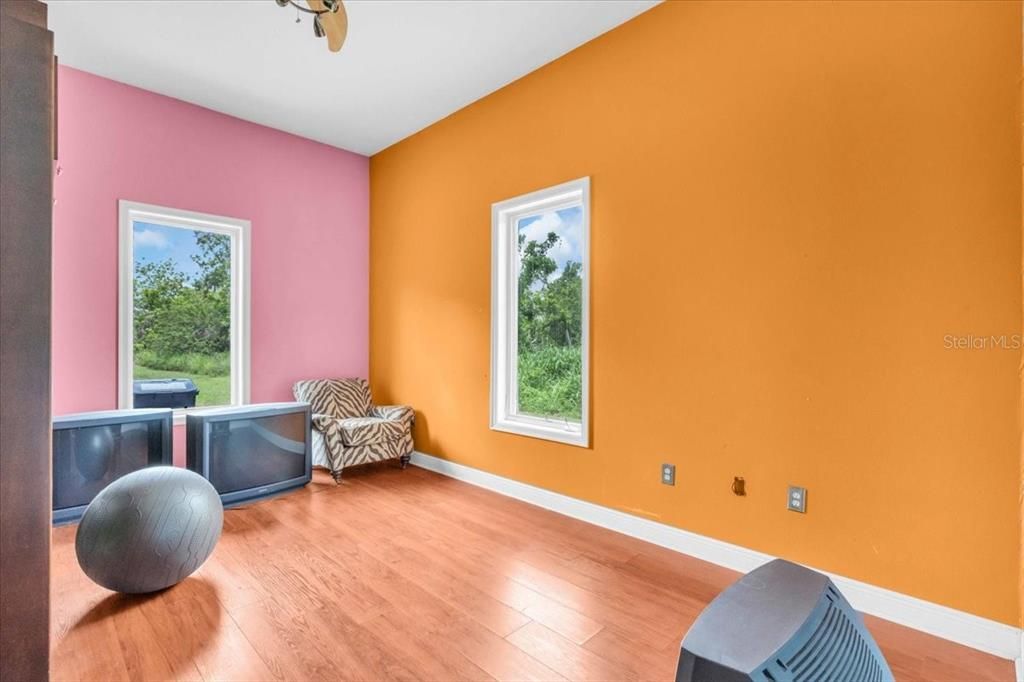 待售: $975,000 (4 贝兹, 2 浴室, 5820 平方英尺)