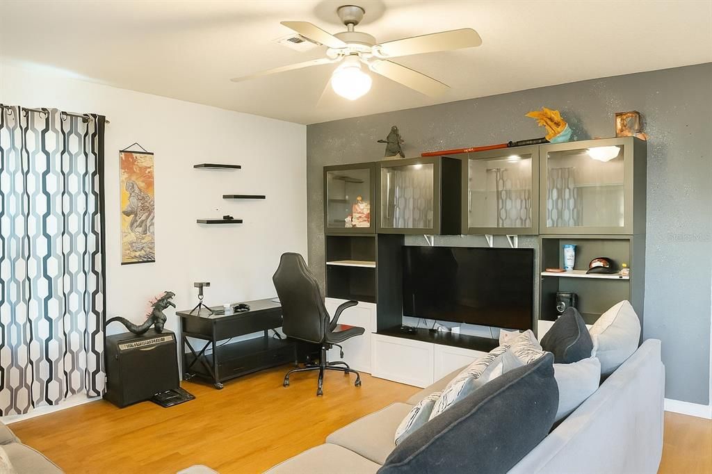 合同活跃: $265,000 (3 贝兹, 2 浴室, 1144 平方英尺)