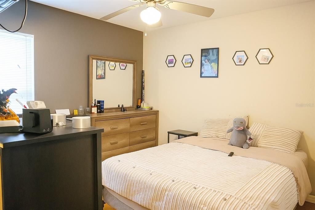 合同活跃: $265,000 (3 贝兹, 2 浴室, 1144 平方英尺)