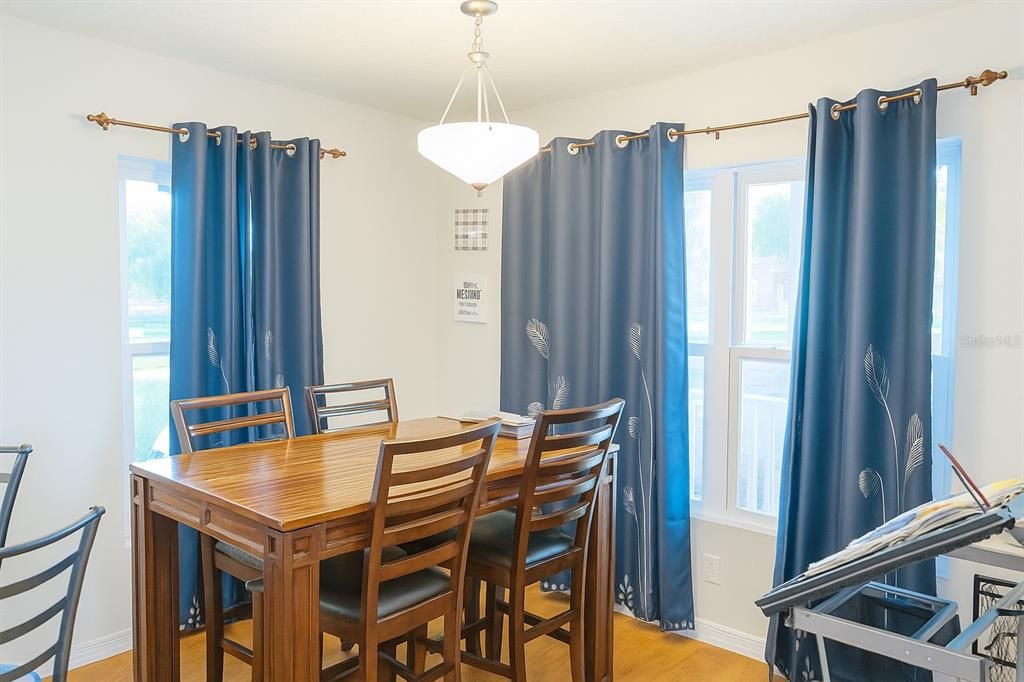 合同活跃: $265,000 (3 贝兹, 2 浴室, 1144 平方英尺)