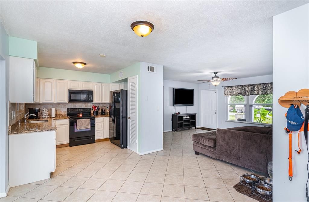 Под контрактом: $274,000 (3 спален, 2 ванн, 1286 Квадратных фут)