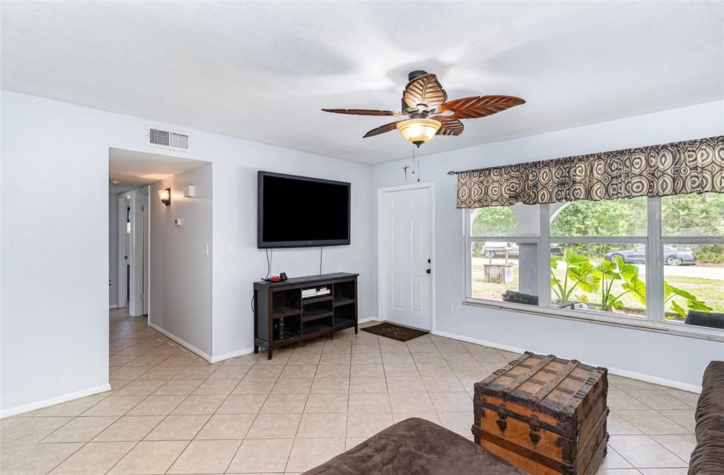 Под контрактом: $274,000 (3 спален, 2 ванн, 1286 Квадратных фут)