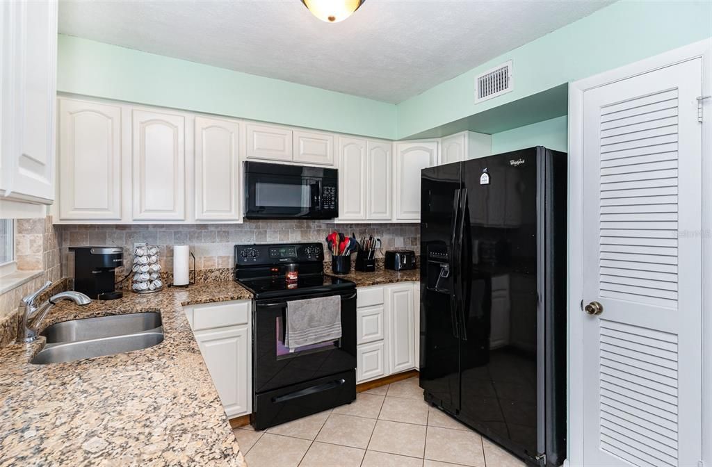 Под контрактом: $274,000 (3 спален, 2 ванн, 1286 Квадратных фут)