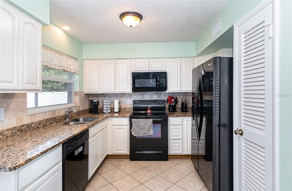 Под контрактом: $274,000 (3 спален, 2 ванн, 1286 Квадратных фут)