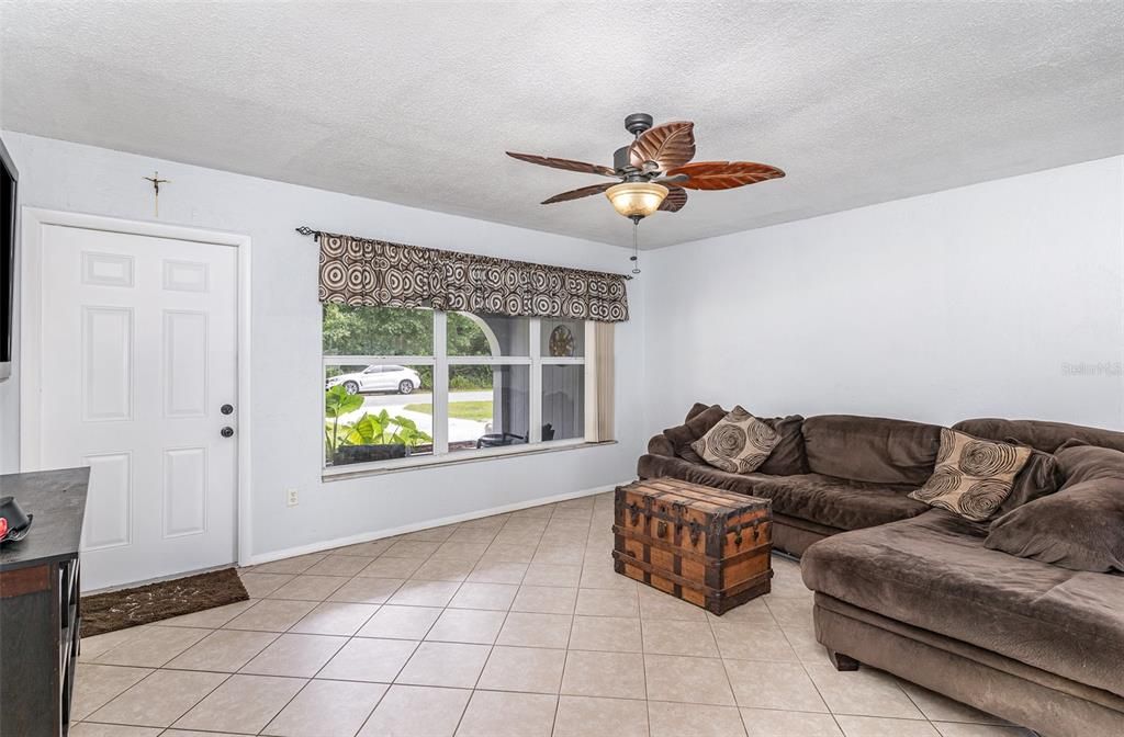 Под контрактом: $274,000 (3 спален, 2 ванн, 1286 Квадратных фут)