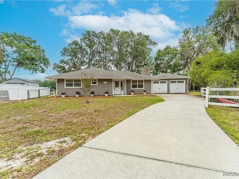 最近售出: $305,000 (2 贝兹, 1 浴室, 1055 平方英尺)