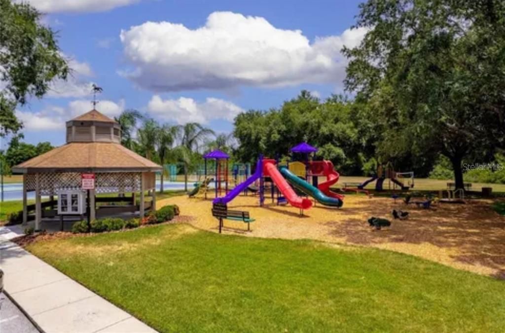 Activo con contrato: $949,000 (5 camas, 3 baños, 3662 Pies cuadrados)