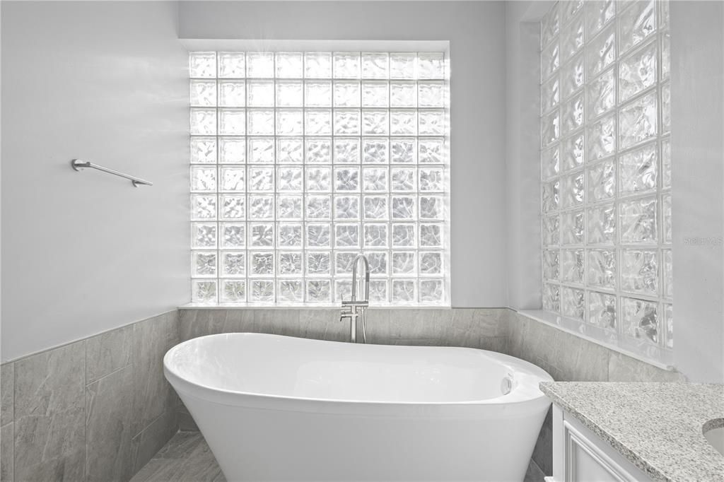 Activo con contrato: $949,000 (5 camas, 3 baños, 3662 Pies cuadrados)