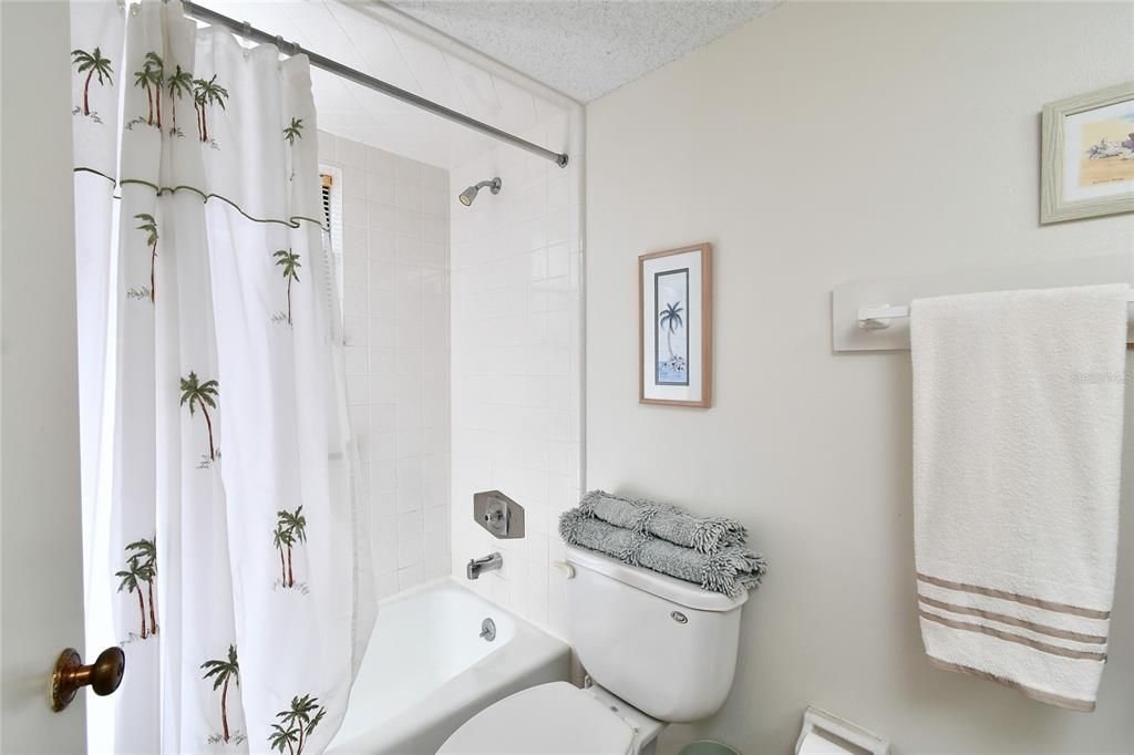 На продажу: $220,000 (2 спален, 2 ванн, 1177 Квадратных фут)