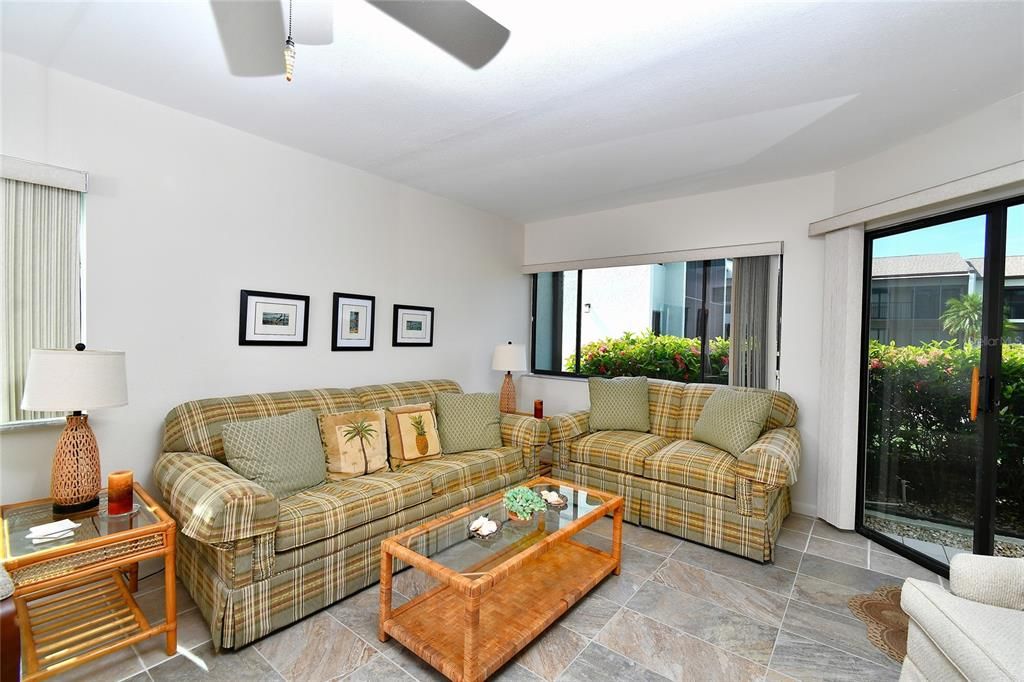 На продажу: $220,000 (2 спален, 2 ванн, 1177 Квадратных фут)