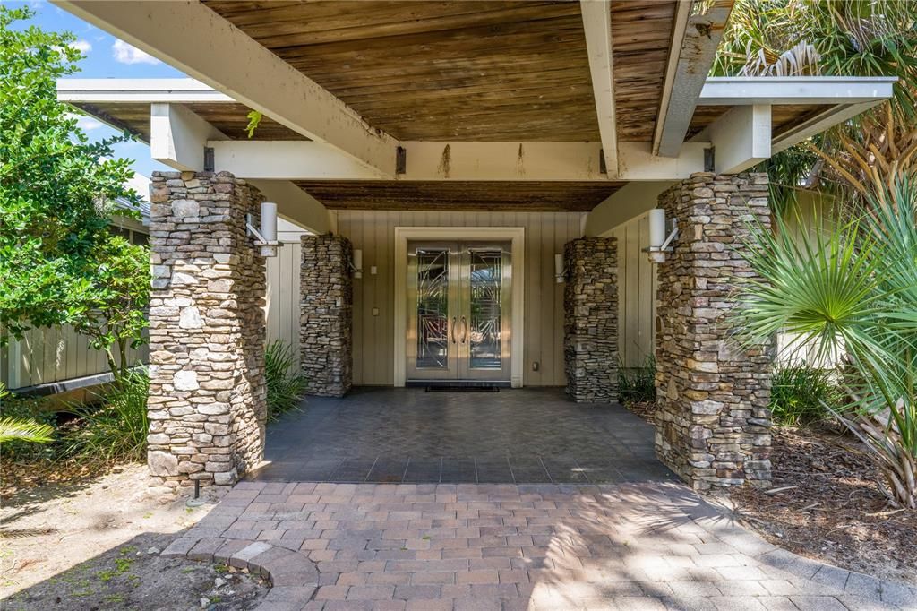 合同活跃: $3,500,000 (5 贝兹, 3 浴室, 6446 平方英尺)