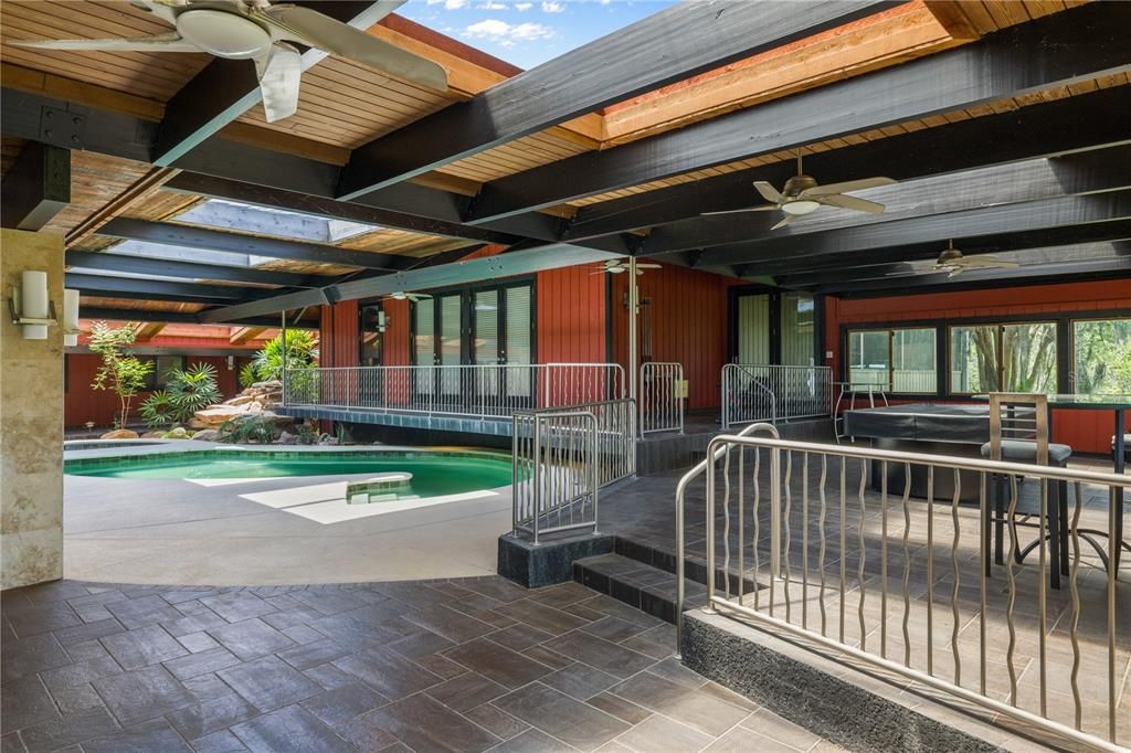 合同活跃: $3,500,000 (5 贝兹, 3 浴室, 6446 平方英尺)